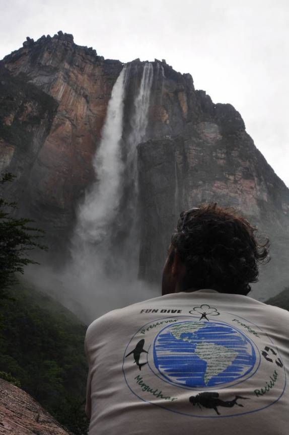 Impressionado com a imponência do Salto Angel, a mais alta cachoeira do mundo, em Canaima, no sul da Venezueka